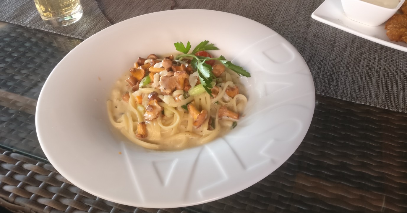 Meine Wahl fiel in der Villa Lacus auf die Linguine mit Pfifferlingen à la Crème und Gemüsestreifen. 