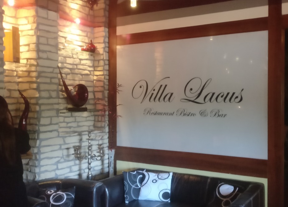 Die Lounge der Villa Lacus. Sehr komod hat es die Seele hier.