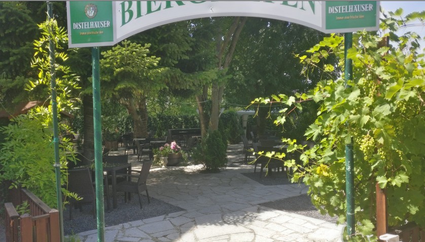 Der Biergarten der Villa Lacus verheißt Kühlung von außen wie von innen. Natürlich hilft die Lage am See dabei mit.