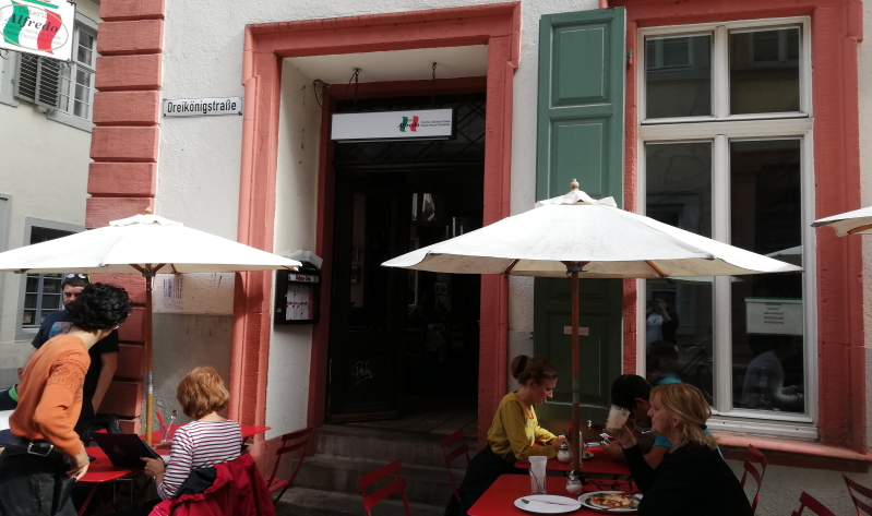 Die italienische Flagge auf dem Schild der Osteria Alfredo blitzt einem schon auf der Hauptstraße in Heidelberg entgegen.