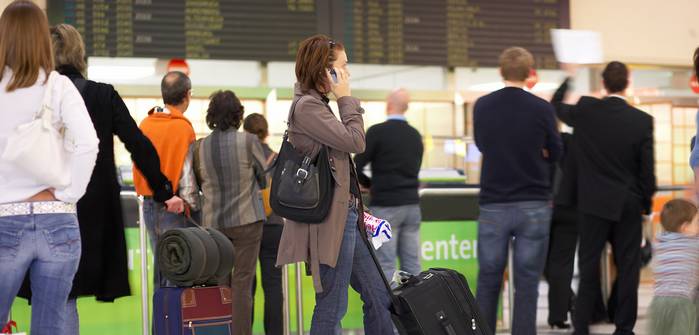 Flughafen Passagiere warten Tafel (Foto: Adobe Stock - Franz Pfluegl)