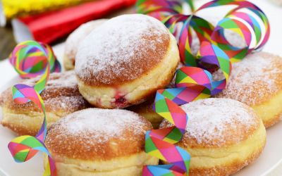 Faschingsgebäck unter der Lupe: Gesundheitsrisiken durch Kreppel, Krapfen, Berliner und Fasnetsküchle. (Foto: AdobeStock - photocrew 101920887)