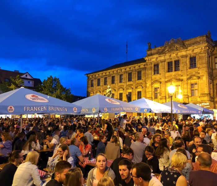 Fränkische Weinkultur im Fokus: Erlanger Weinfest zelebriert erlesene Tropfen von vier renommierten Weingütern. (Foto: Erlanger Tourismus und Marketing Verein e.V.)