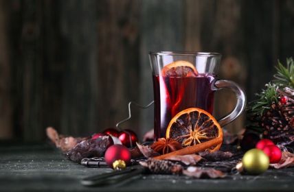 Deutsche Weinerzeuger bieten vielfältige Glühweinvarianten (Foto: AdobeStock - Jenny Sturm 227738573)