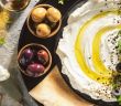 Frühlingsgericht: Leichte Kartoffeln mit libanesischem Labneh (Foto: AdobeStock - dinasaeed 519239643)